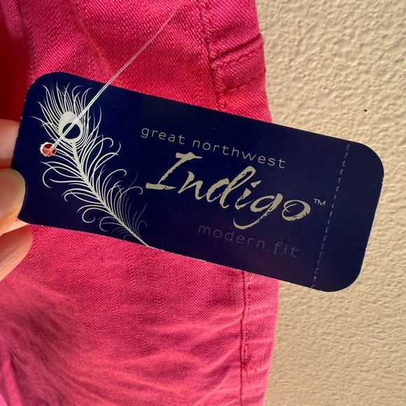 Roll Cuff Capri jeans in pink - Picture 3 of 5